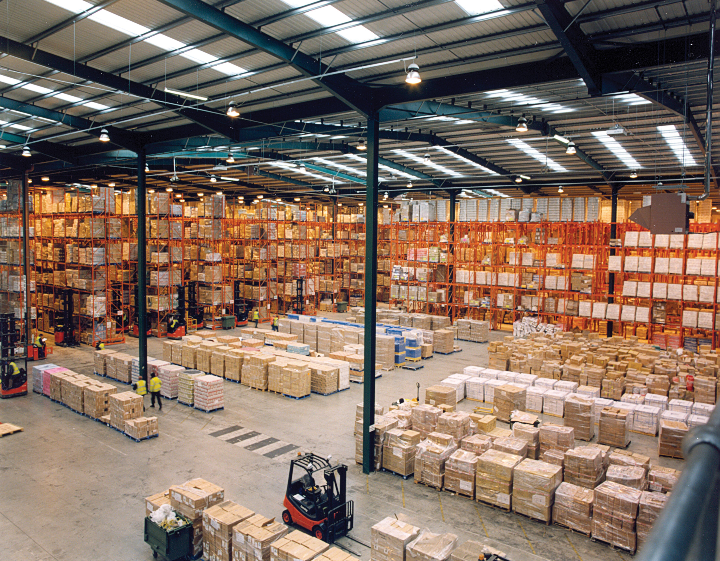 Bodega logística con estanterías de pallets