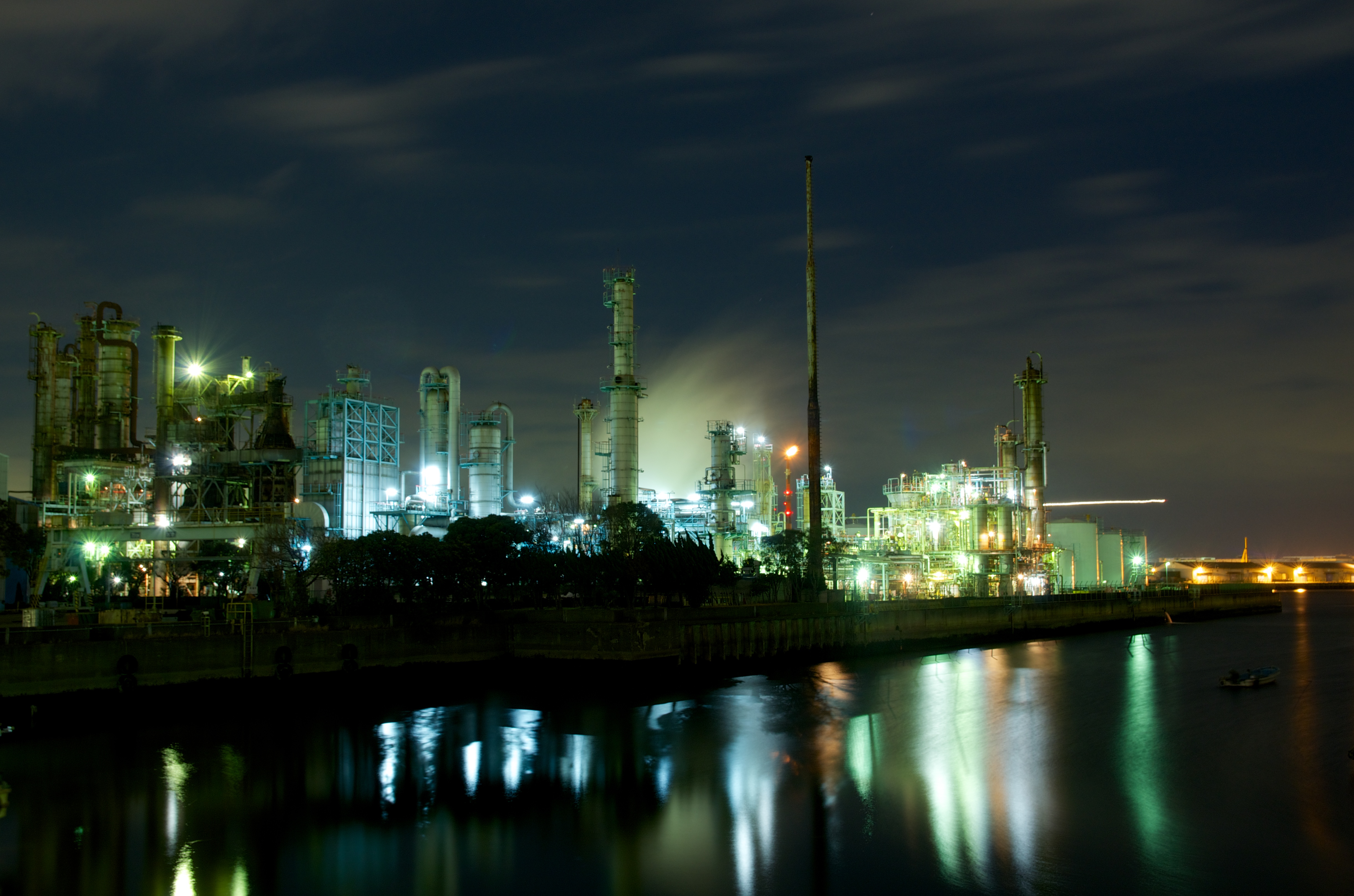 Planta industrial iluminada durante la noche